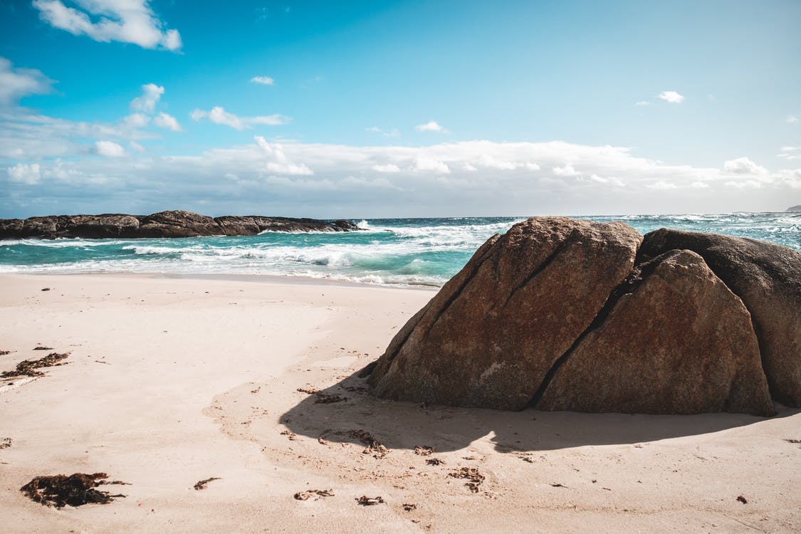 Coast of wavy sea, foto di Lachlan Ross. Via Pexels